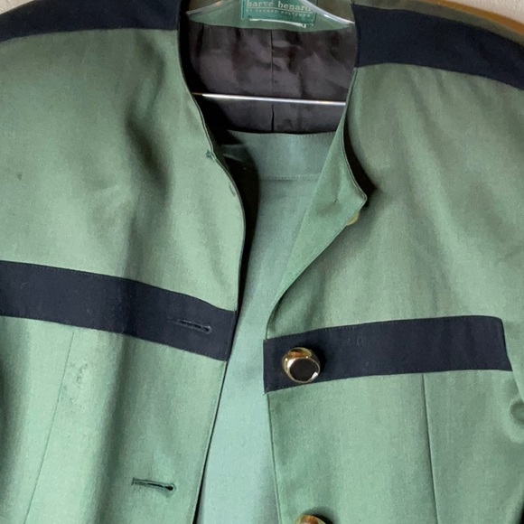 A lightly worn Harve’ Bernard women’s two piece suit . Very well made in a Sz.6. - Picture 6 of 16